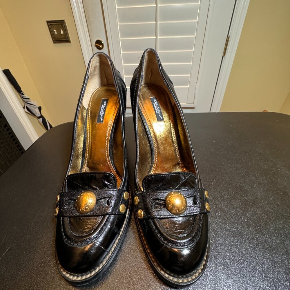 Dolce & Gabbana black pump with gold tone hardware size 39 - Picture 10 of 12